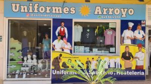 Fachada de la tienda Uniformes Arroyo en Benalmádena, especializada en uniformes laborales, sanitarios y de hostelería